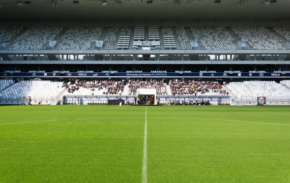 Vue de la pelouse sur la tribune basse du stade de Bordeaux