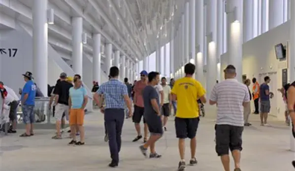 Photo grand public dans une coursive du stade de Bordeaux